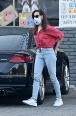 AUBREY PLAZA Shopping at a Pet Store in Los Angeles 05/11/2020