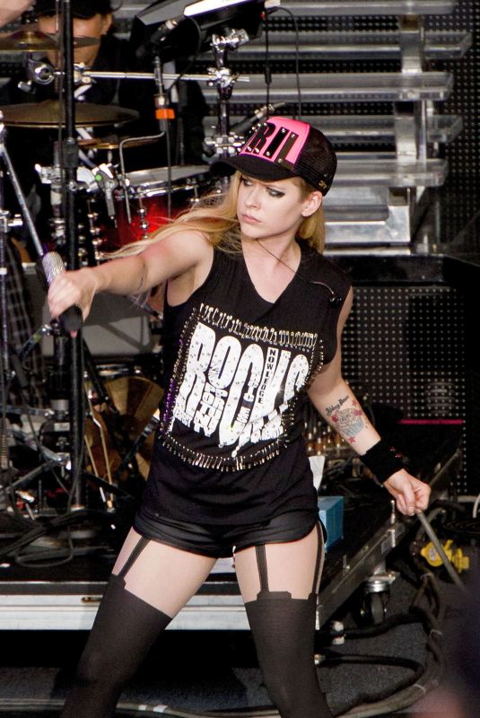AVRIL LAVIGNE Performs in Mountain View 05/25/2009