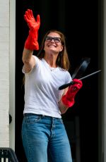 BROOKE SHIELDS Cheering Frontline Workers in New York 05/28/2020