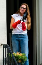 BROOKE SHIELDS Cheering Frontline Workers in New York 05/28/2020