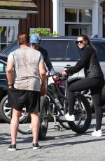 CHRISTINA SCHWARZENEGGER Helps Her Father Aarnold Loading a Bike 05/19/2020