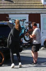 CHRISTINA SCHWARZENEGGER Helps Her Father Aarnold Loading a Bike 05/19/2020