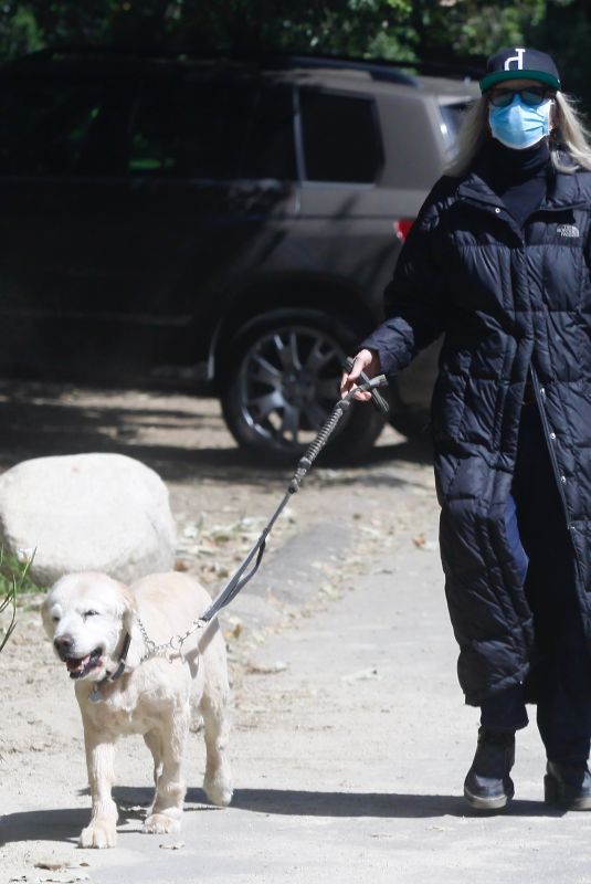 DIANE KEATON Out with Her Dog in Pacific Palisades 05/05/2020