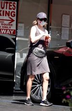 ELIZABETH BANKS Out for Coffee in Los Angeles 05/28/2020