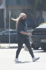 ELIZABETH BANKS Wearing a Mask Out in Los Angeles 05/23/2020