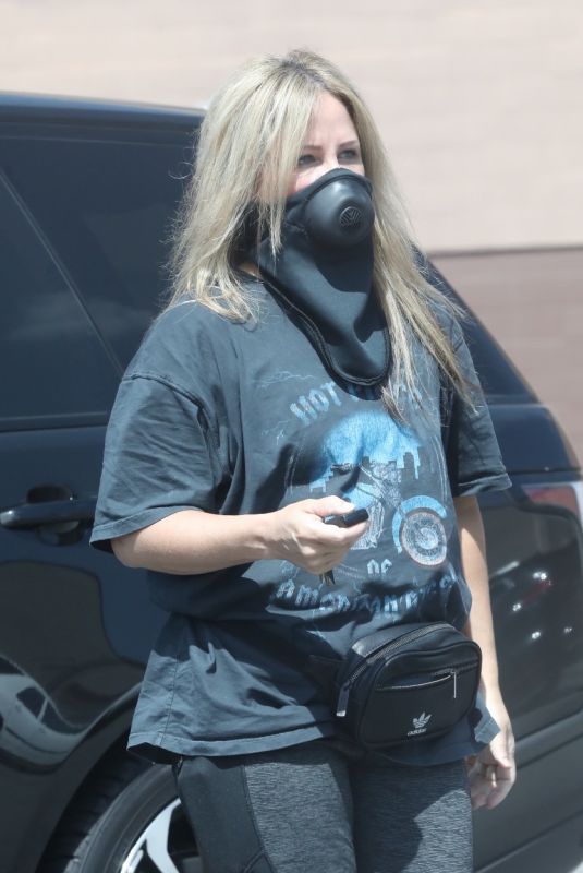 ELIZABETH BANKS Wearing a Mask Out in Los Angeles 05/23/2020