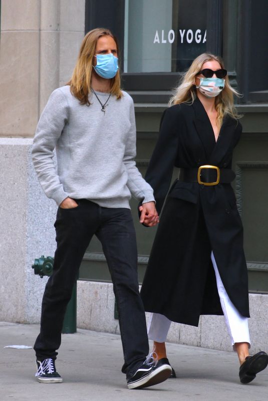 ELSA HOSK and Tom Daly Shopping at Trader Joe