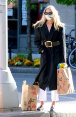 ELSA HOSK and Tom Daly Shopping at Trader Joe