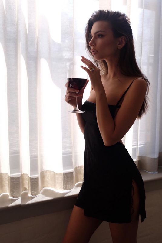 EMILY RATAJKOWSKI - Instagram Photos 05/04/2020