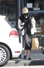 EMMA ROBERTS Picking Up Takeout in Los Angeles 05/20/2020