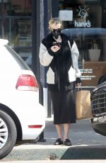 EMMA ROBERTS Picking Up Takeout in Los Angeles 05/20/2020