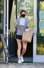 ERIN ANDREWS Picking Up Lunch in Los Angeles 04/15/2020