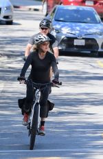 GOLDIE HAWN and Kurt RuOut for Bike Ride in Brentwood 05/21/2020