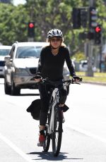 GOLDIE HAWN and Kurt RuOut for Bike Ride in Brentwood 05/21/2020