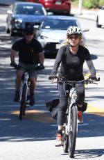 GOLDIE HAWN and Kurt RuOut for Bike Ride in Brentwood 05/21/2020