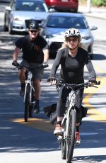 GOLDIE HAWN and Kurt RuOut for Bike Ride in Brentwood 05/21/2020