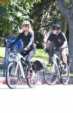 GOLDIE HAWN and Kurt RuOut for Bike Ride in Brentwood 05/21/2020