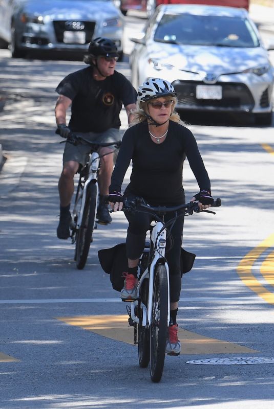 GOLDIE HAWN and Kurt RuOut for Bike Ride in Brentwood 05/21/2020