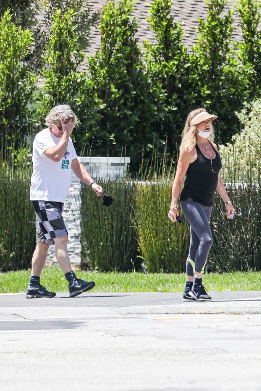 GOLDIE HAWN and Kurt Russel Out in Pacific Palisades 05/03/2020