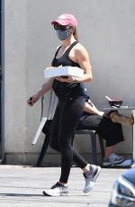 JENNIFER GARNER at Iin-N-Out Burger in Brentwood 05/17/2020
