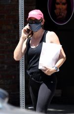 JENNIFER GARNER at Iin-N-Out Burger in Brentwood 05/17/2020