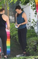 JENNIFER GARNER Decorating a Tree in Brentwood 05/24/2020