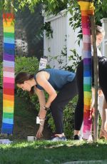 JENNIFER GARNER Decorating a Tree in Brentwood 05/24/2020