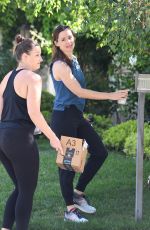 JENNIFER GARNER Decorating a Tree in Brentwood 05/24/2020
