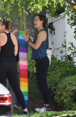 JENNIFER GARNER Decorating a Tree in Brentwood 05/24/2020