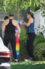 JENNIFER GARNER Decorating a Tree in Brentwood 05/24/2020