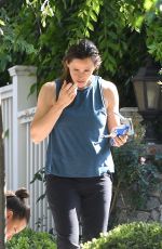 JENNIFER GARNER Decorating a Tree in Brentwood 05/24/2020