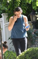 JENNIFER GARNER Decorating a Tree in Brentwood 05/24/2020