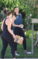 JENNIFER GARNER Decorating a Tree in Brentwood 05/24/2020