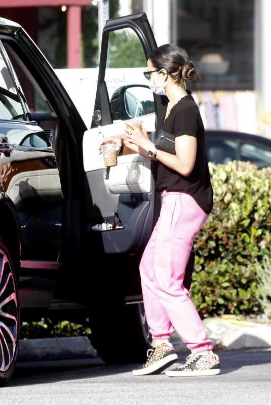 JENNIFER GARNER Out and About in Brentwood 05/23/2020