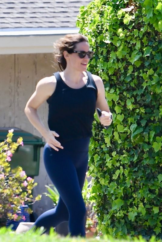 JENNIFER GARNER Out Jogging in Pacific Palisades 05/11/2020