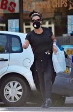 JESSIE WALLACE Wearimg Mask Out Shopping in London 05/07/2020