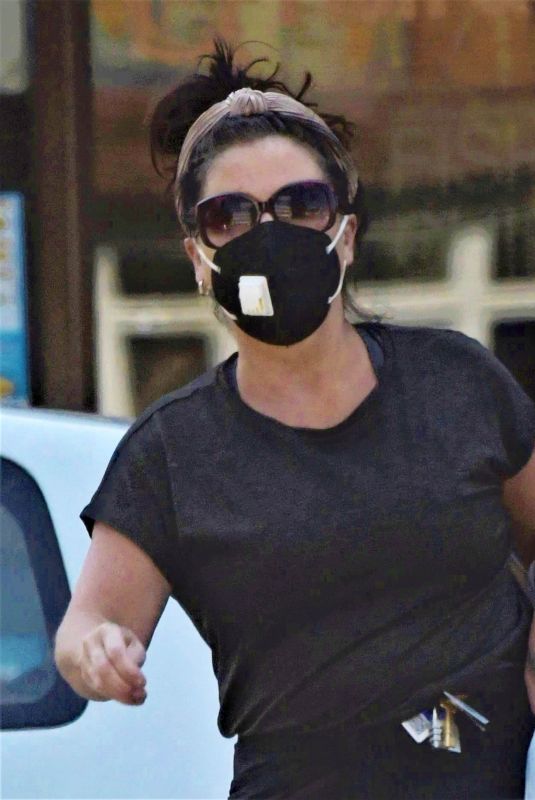 JESSIE WALLACE Wearimg Mask Out Shopping in London 05/07/2020