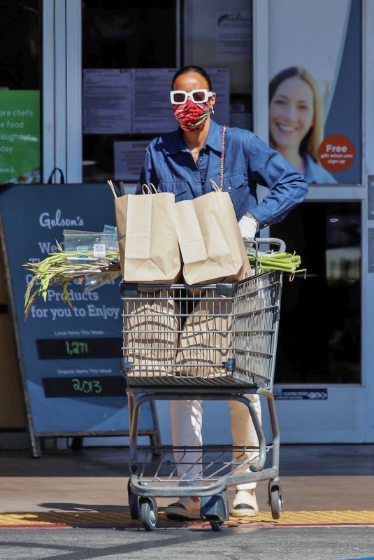 KELLY OWLAND Shopping at Gelson’s in Los Angeles 05/14/2020