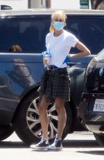 KIMBERLY STEWART Shopping at Bristol Farms in Beverly Hills 05/04/2020