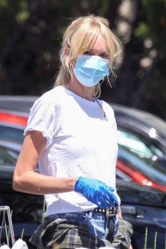KIMBERLY STEWART Shopping at Bristol Farms in Beverly Hills 05/04/2020