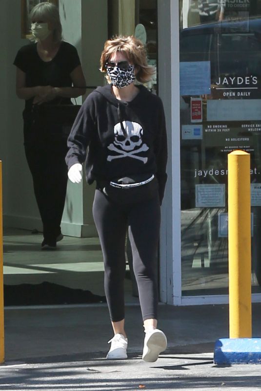 LISA RINNA Arrives at Beverly Glen Market in Bel-Air 05/18/2020