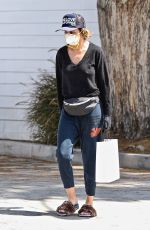 LISA RINNA Wearing Mask at Pressed Juicery in Los Angeles 04/30/2020