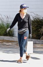 LISA RINNA Wearing Mask at Pressed Juicery in Los Angeles 04/30/2020
