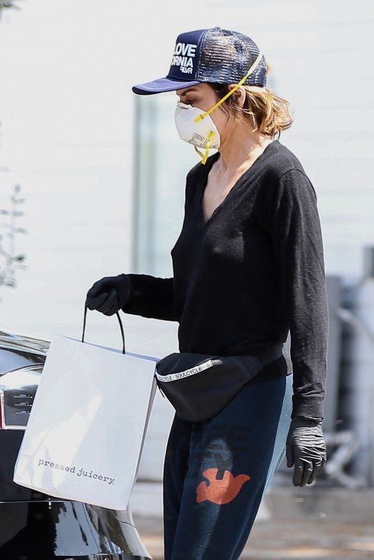 LISA RINNA Wearing Mask at Pressed Juicery in Los Angeles 04/30/2020