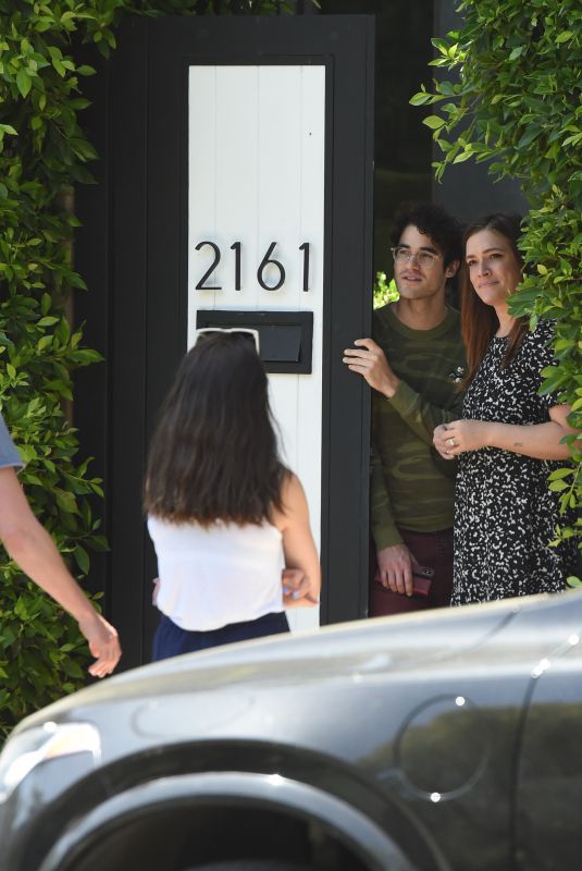 MIA SWIER and Darren Criss Practice Social Distancing with Friends in Los Angeles 05/04/2020
