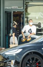 MILEY CYRUS Shopping for Pet Supplies in Los Angeles 05/17/2020