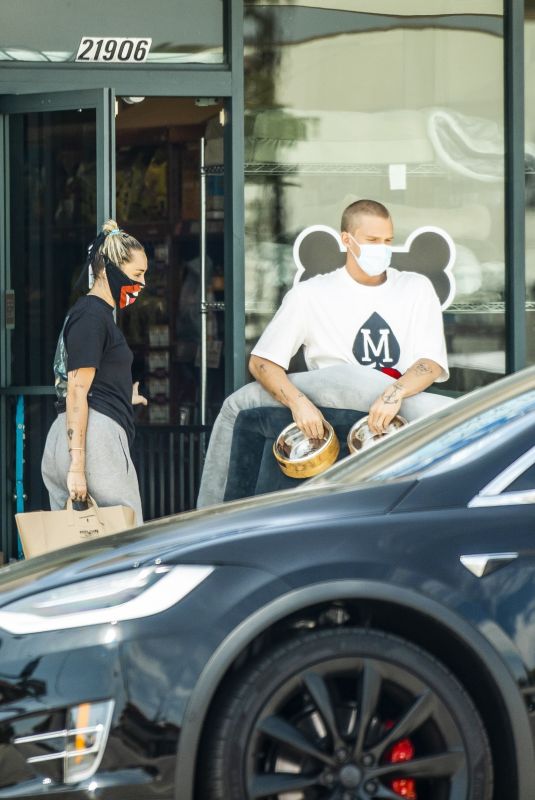 MILEY CYRUS Shopping for Pet Supplies in Los Angeles 05/17/2020