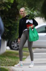 NATALIE ROSER Moving in Her New Home in Sydney 05/21/2020