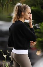 NATALIE ROSER Moving in Her New Home in Sydney 05/21/2020