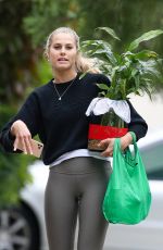 NATALIE ROSER Moving in Her New Home in Sydney 05/21/2020